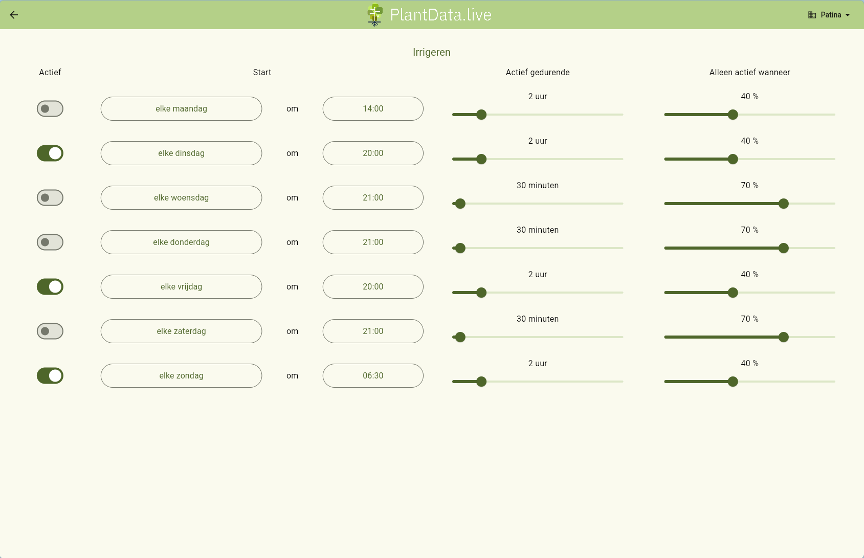Instelscherm voor het dynamische weekschema van de groendakirrigatie: per dag een startuur, een duur en een vochtdrempel in procent